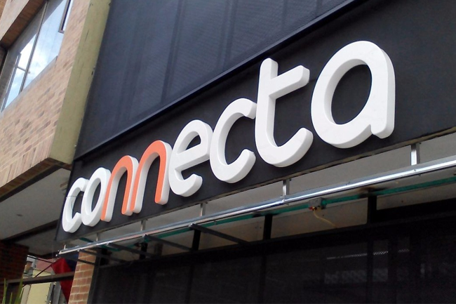 Fábrica de muebles en Bogotá 8 alt="Señalización comercial en acrílico y metal"