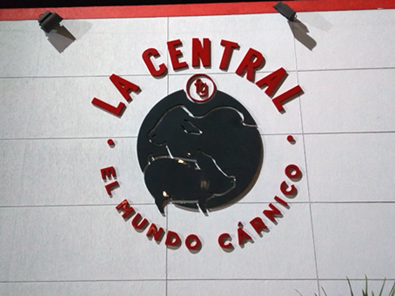 Fábrica de muebles en Bogotá 44 alt="avisos 3D en acrílico"