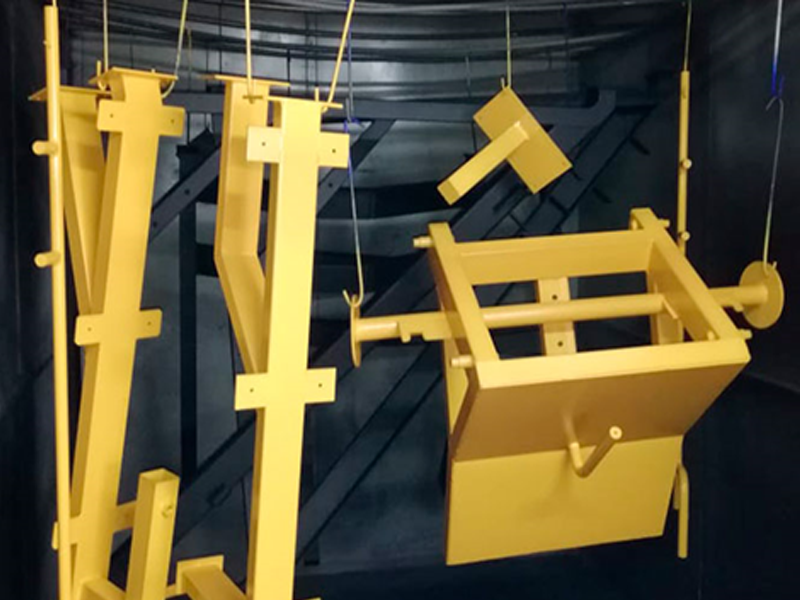 Fábrica de muebles en Bogotá 60 Estructuras amarillas colgantes en taller