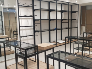 Alt="exhibidor para ropa en bogotá"