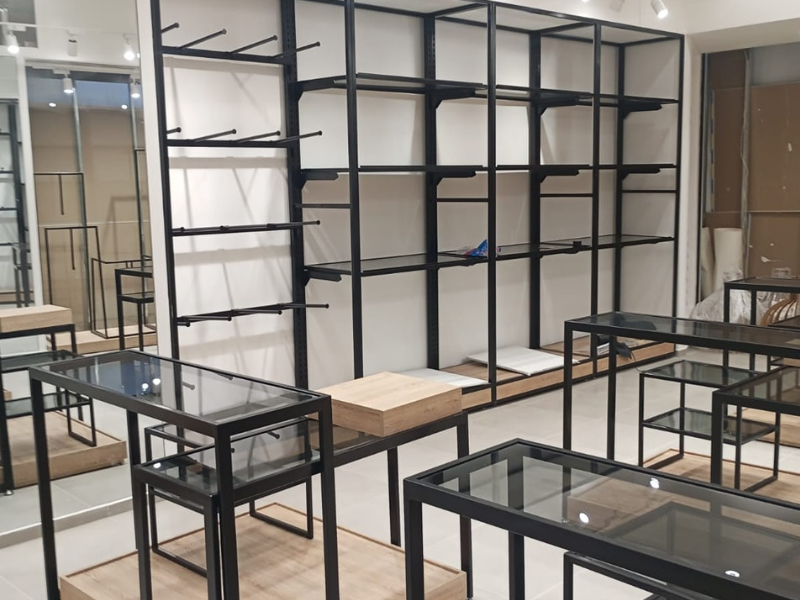 Alt="exhibidor para ropa en bogotá"