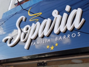 Montaje de aviso publicitario 3D en fachada comercial