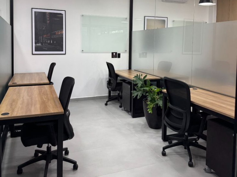 Montaje de sillas con escritorios en madera