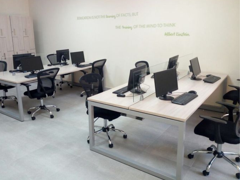 Mesa de trabajo para oficina con estructura metálica