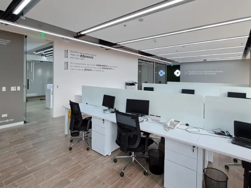 Oficina corporativa con escritorios economicos